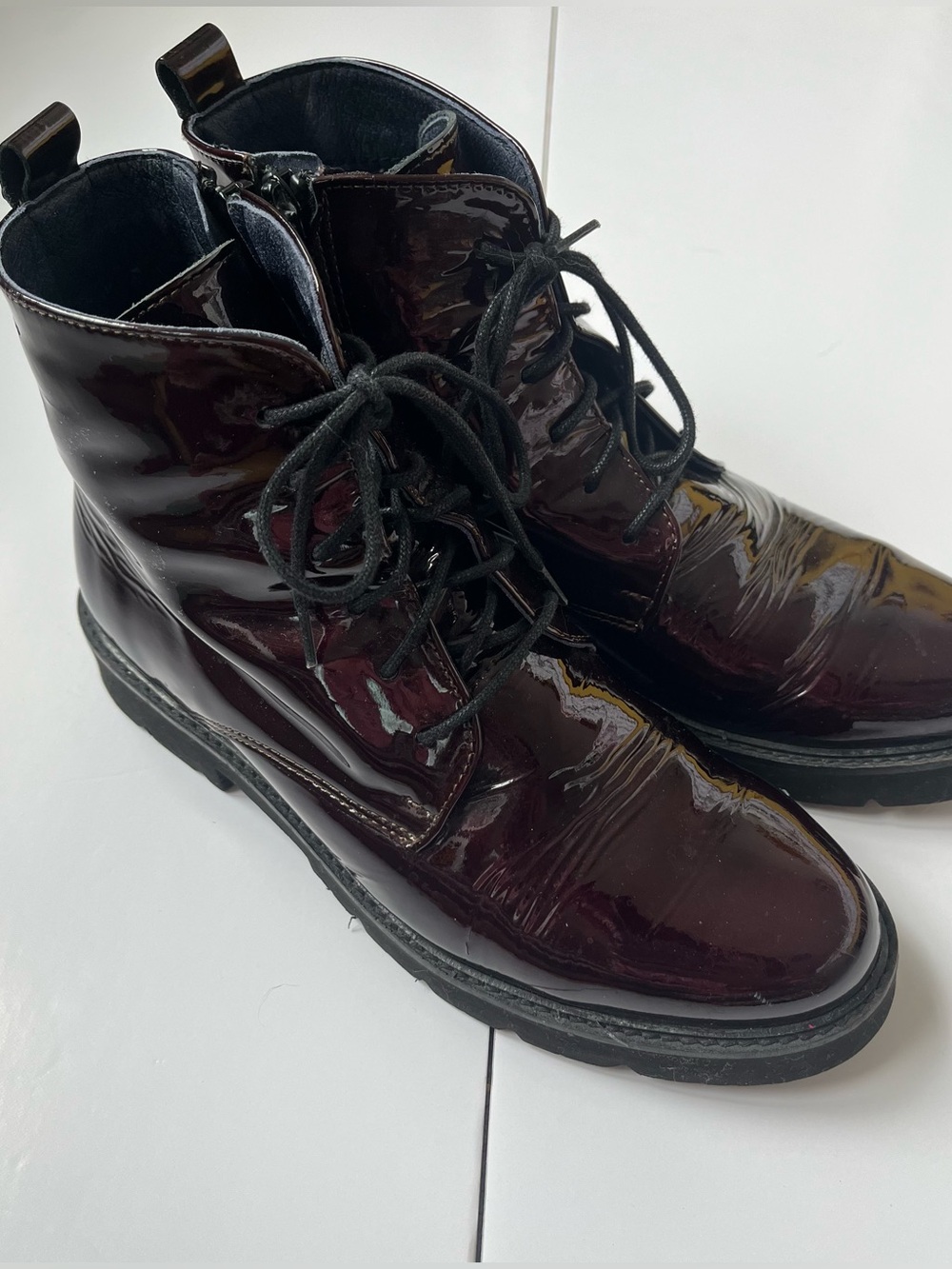Patent leather Burgundy Lace-Up Dorking Ankle Boots. Made in Spain